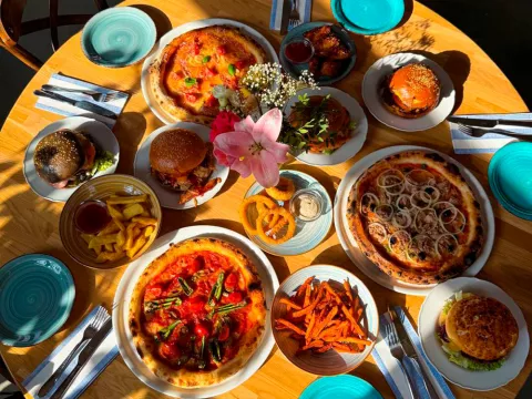 francesca_restaurant_worms_pasta_burger_pizza_bar_vinothek_cocktaills.